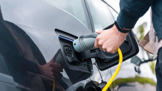 10 Cara Merawat Baterai Mobil Listrik Agar Awet